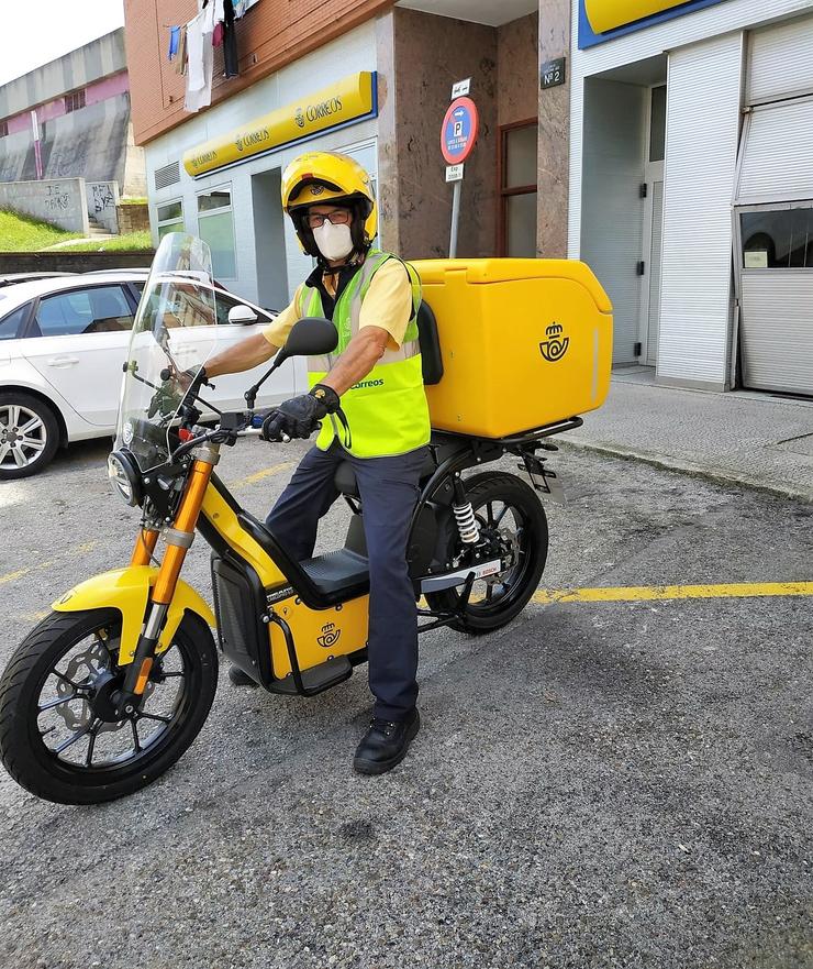 Arquivo - Carteiro nunha moto de Correos. CORREOS - Arquivo