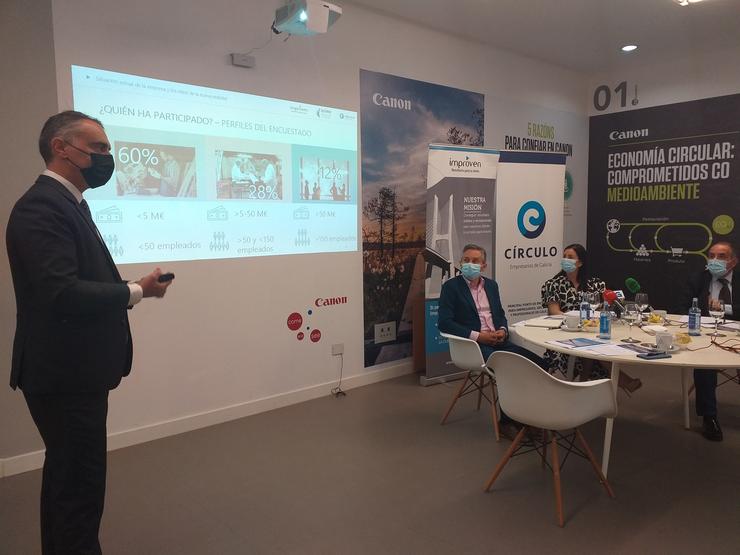 Sergio Gordillo, da consultora Improven, presenta os resultados da enquisa sobre 'Situación actual da empresa e os retos da nova realidade', no Círculo de Empresarios de Galicia, en Vigo. 