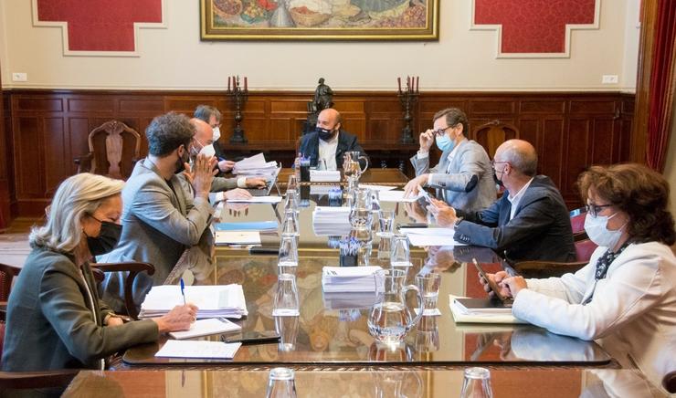 Representantes do goberno local e os grupos da oposición analizan o novo Presco. CONCELLO DA CORUÑA / Europa Press