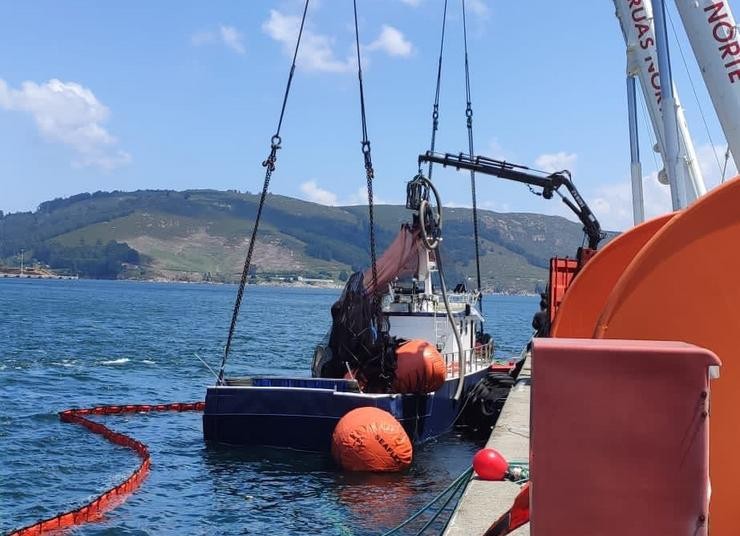 O cerqueiro tras ser refloado por dous guindastres en Caneliña, en Cedeira (A Coruña). 