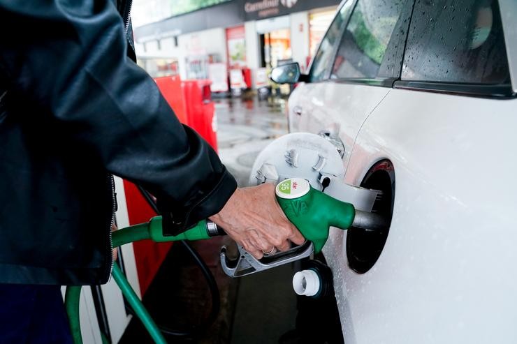 Unha muller pon gasolina ao seu vehículo nunha gasolineira, / A. Pérez Meca - Europa Press