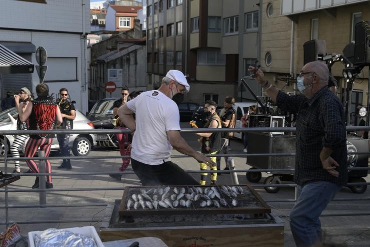 Dous homes asan sardiñas pola festividade de San Juan, a 23 de xuño de 2021, na Coruña, Galicia (España).. M. Dylan - Europa Press / Europa Press