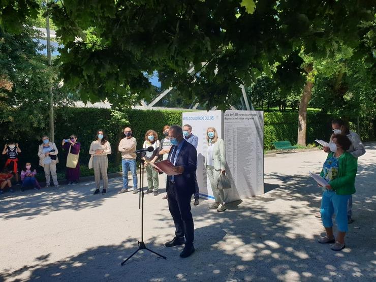 Lectura do manifesto a favor das persoas migrantes durante a presentación da exposición 'Mira con outros ollos' no Parque da Alameda. CONCELLO DE SANTIAGO 