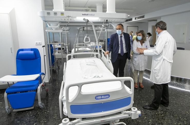 O conselleiro de Sanidade, Xullo García Comesaña, acompañado pola xerente da área sanitaria de Santiago-Barbanza, Eloína Núñez Masid, visita a nova unidade de ictus do Hospital Clínico.. XUNTA