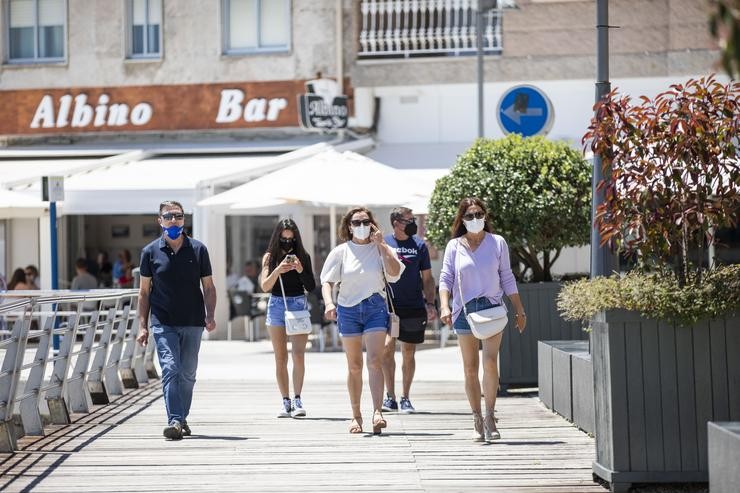 Varias persoas no paseo marítimo da praia de Sanxenxo, a 4 de xuño de 2021, en Sanxenxo, Pontevedra, Galicia, (España). O aumento das temperaturas e a progresiva mellora da situación epidemiolóxica colaborou en que os galegos comece. Beatriz Ciscar - Europa Press 