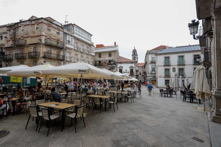 Varias persoas nunha terraza de Vigo 