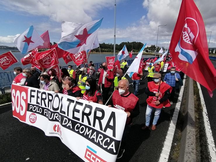 Manifestación polas comarcas de Ferrolterra, Eume e Ortgal na ponte das Pías, que divide Ferrol e Fene. / Europa Press
