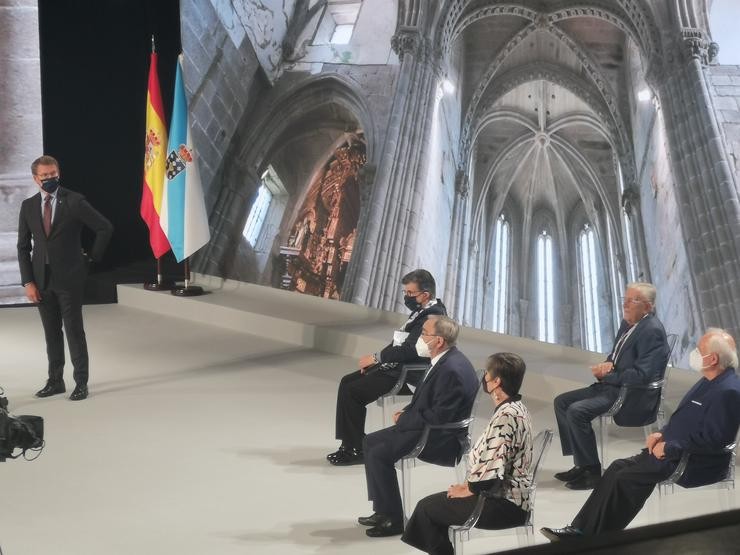 O presidente da Xunta, Alberto Núñez Feijóo, xunto aos premiados nas Medallas Castelao 2021. 