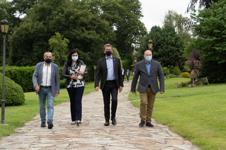 O presidente galego e líder do PPdeG, Alberto Nüñez Feijóo, coa presidenta provincial de Lugo, Elena Candia, antes de participar na xunta directiva do PP lugués. PP 