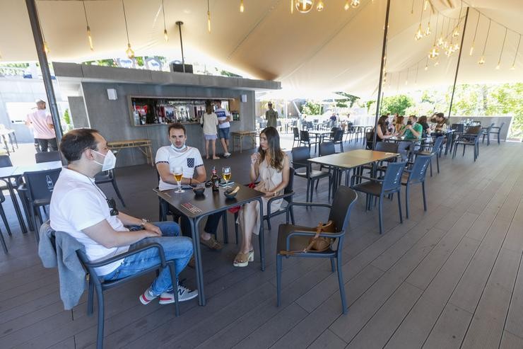 Varias persoas na terraza do bar 'Os 3 Monos Aguete', no municipio de Marín, a 5 de xuño de 2021, en Marín, Pontevedra, Galicia, (España). O aumento das temperaturas e a progresiva mellora da situación epidemiolóxica colaborou en que. Beatriz Ciscar - Europa Press 