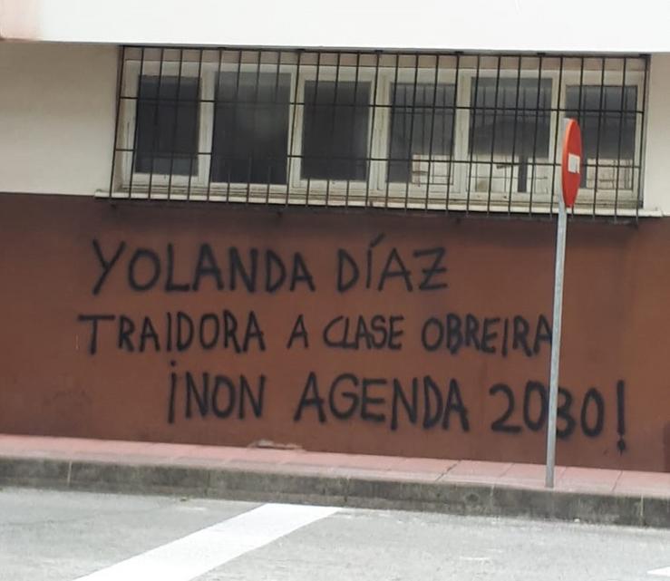 Pintanda no barrio de San Valentín, en Fene, contra a vicepresidenta do Goberno Yolanda Díaz 