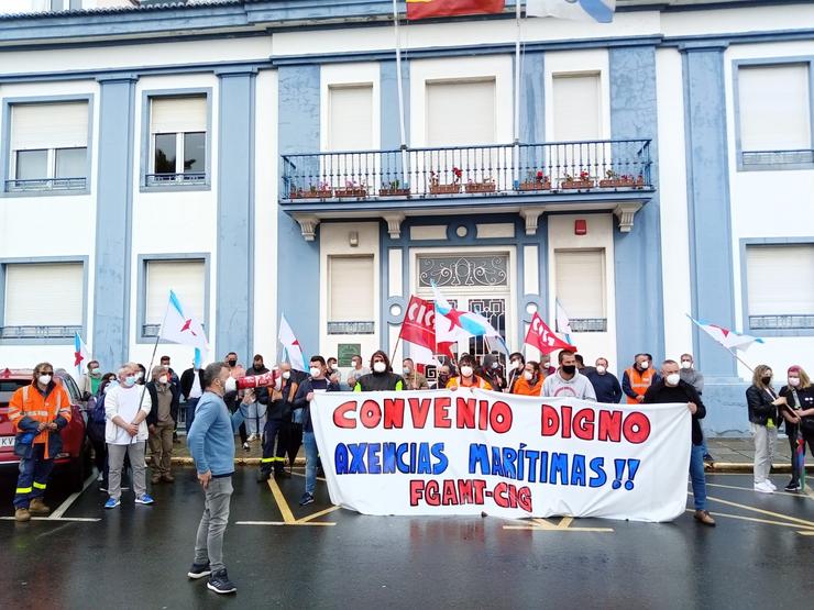 Concetración ante a sede da Autoridade Portuaria de Ferrol dos traballadores da estiba. CEDIDA / TRABALLADORES / Europa Press