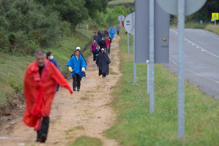 Un grupo camiña dirección a Santiago de Compostela pola ruta do Camiño de Santiago francés, a 17 de xuño de 2021, en Lugo.. Carlos Castro - Europa Press
