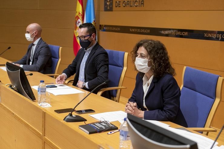 O secretario xeral técnico da Consellería de Sanidade, Alberto Fontes Losada, a directora xeral de Saúde Pública da Consellería de Sanidade, Carmen Durán Parrondo, e o xerente do Servizo Galego de Saúde, José Flores Arias, na roda. CONCHI PAZ