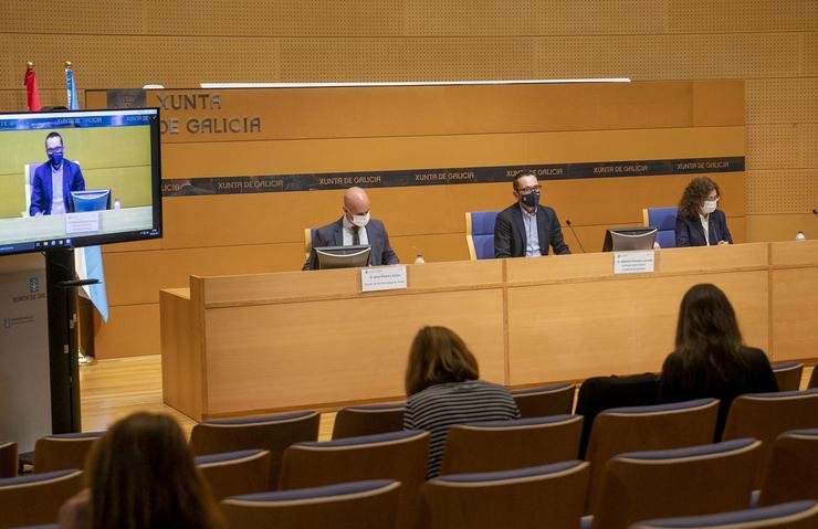 O secretario xeral técnico da Consellería de Sanidade, Alberto Fontes Losada; a directora xeral de Saúde Pública, Carmen Durán Parrondo, e o xerente do Servizo Galego de Saúde, José Flores Arias, en rolda de prensa. CONCHI PAZ / Europa Press