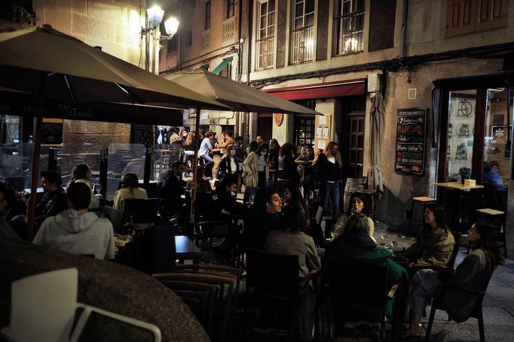 Varias persoas na terraza dun bar, a 21 de maio de 2021, en Ourense. Rosa Veiga - Europa Press