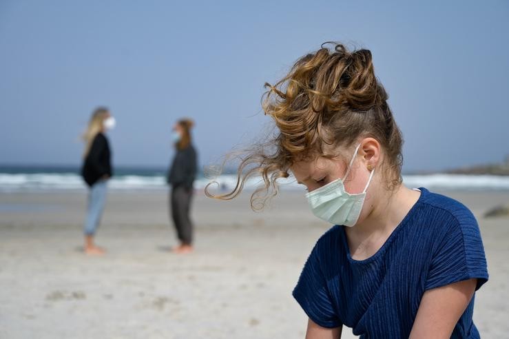 Unha menor con máscara  na praia das Salseiras, no concello da Laracha, A Coruña 