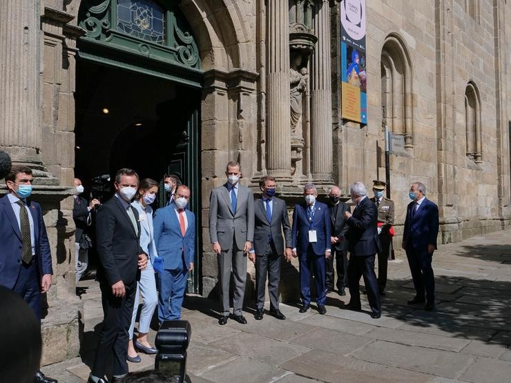 Arquivo - A ministra Reyes Maroto (2i); o Rei Felipe V (4i) e o presidente da Xunta de Galicia, Alberto Nuñez Feijóo (5i), á súa chegada á inauguración do I Congreso Mundial Xacobeo no Colexio de Fonseca, a 3 de xuño de 2021, en Santiago de. César Arxina - Europa Press - Arquivo 