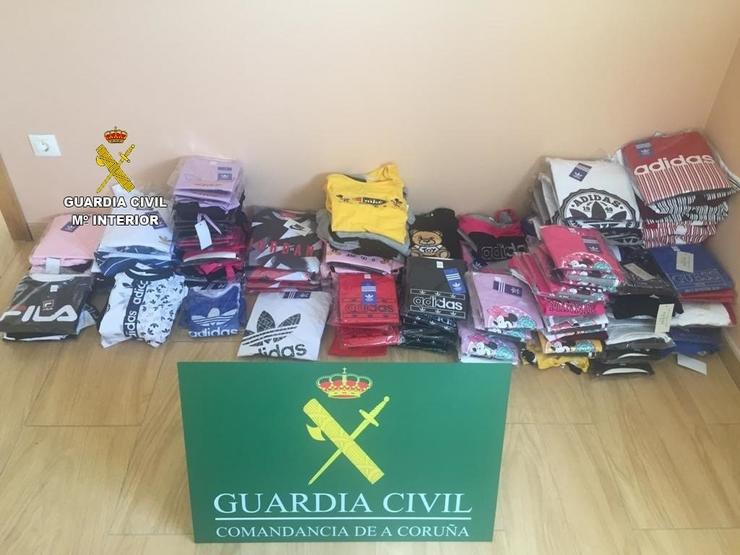 A Garda Civil intervén 159 conxuntos de pezas falsificadas de marcas coñecidas na localidade de Negreira (A Coruña).. GARDA CIVIL / Europa Press
