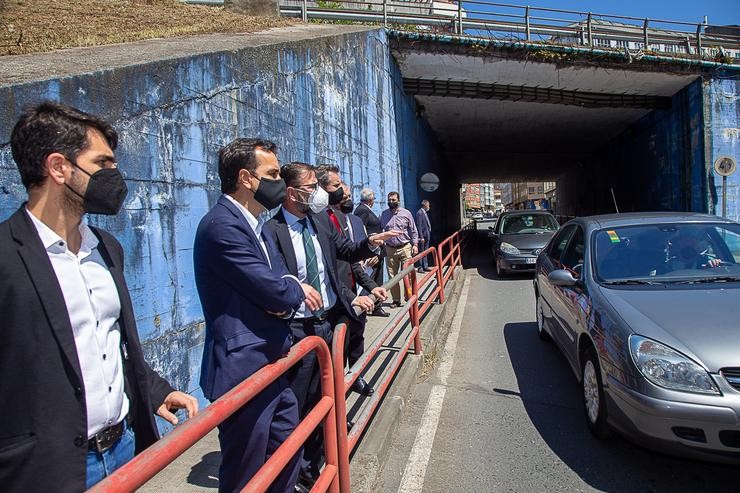 O secretario xeral de Infraestruturas do Ministerio de Transportes, Mobilidade e Axenda Urbana, Sergio Vázquez, xunto ao alcalde de Ferrol, Anxo Mato, e o delegado do Goberno en Galicia, José Miñones, na avenida das Pías. CEDIDA / FERROL / Europa Press