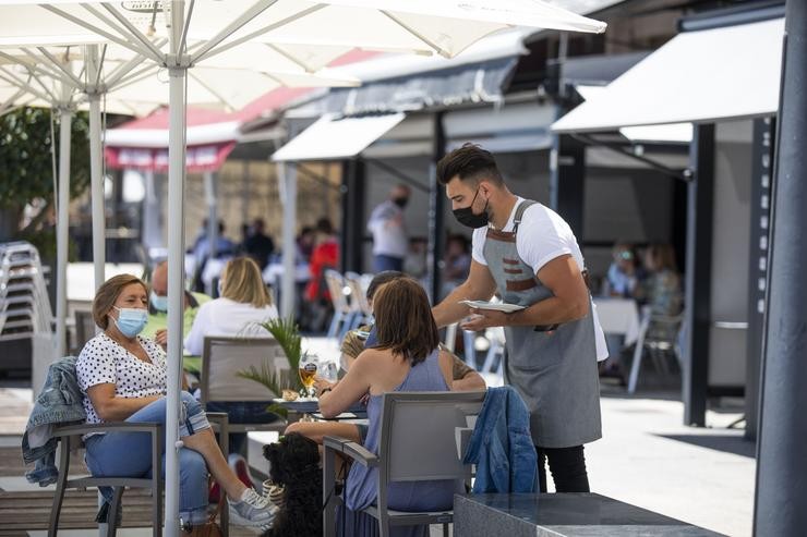 Varias persoas nunha terraza do paseo marítimo da praia de Sanxenxo, a 4 de xuño de 2021, en Sanxenxo 