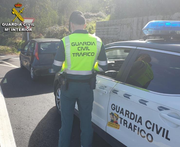 Un axente da Garda Civil de Tráfico nun control en Galicia.. GARDA CIVIL