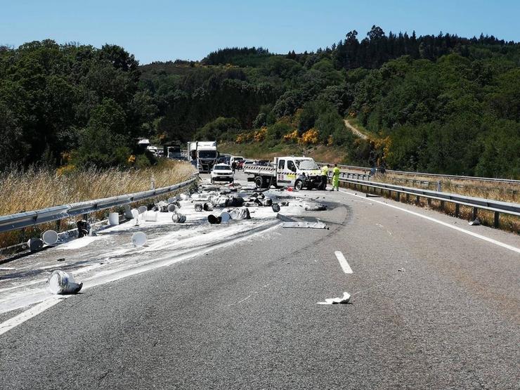 Accidente de tráfico sen feridos na A-52 ao seu paso por Riós (Ourense).. GARDA CIVIL / Europa Press
