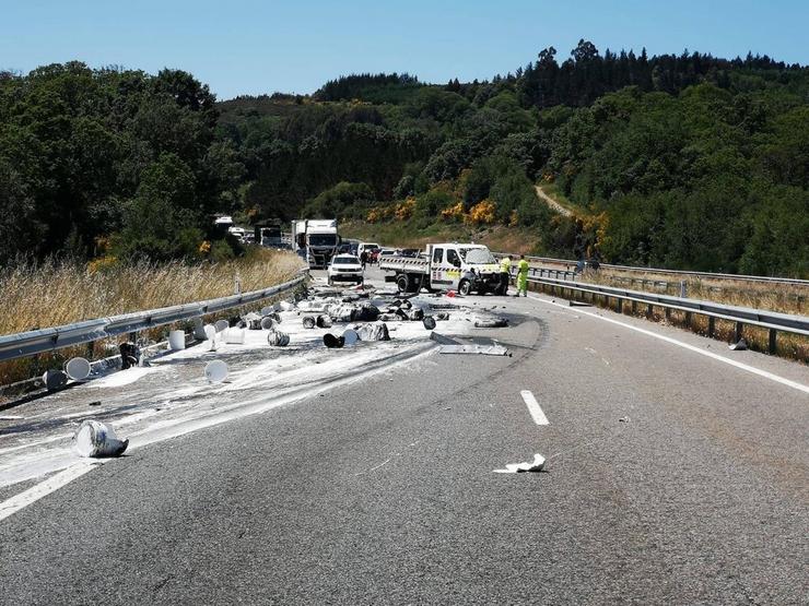 Un accidente de tráfico sen feridos na A-52 ao seu paso por Riós (Ourense) 