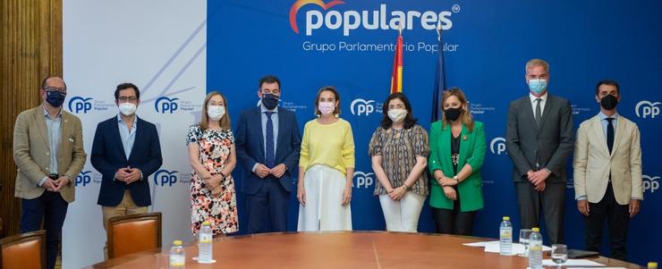 O conselleiro de Educación, Román Rodríguez, xunto a cargos do PP no Congreso. PPDEG / Europa Press