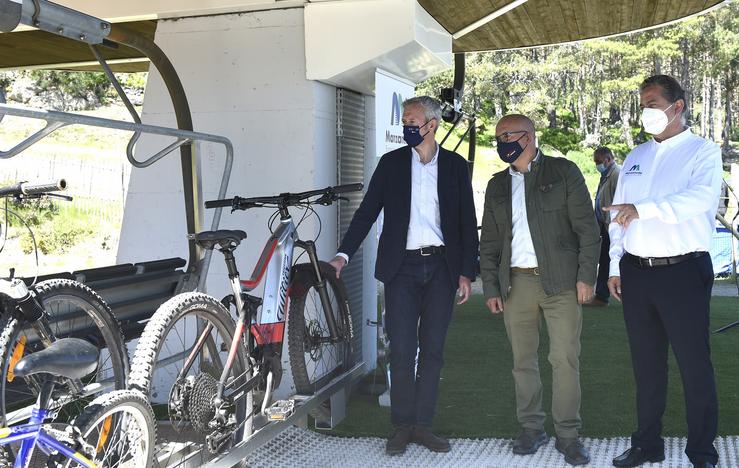 O vicepresidente da Xunta, Alfonso Rueda, e o presidente da Deputación de Ourense, Manuel Baltar, na estación de Manzaneda. XUNTA / Europa Press