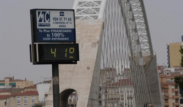 Arquivo - Termómetro marcando altas temperaturas no verán, calor. EUROPA PRESS - Arquivo 