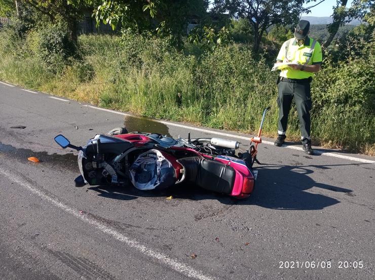 Moto accidentada en Vilar do Barrio (Ourense). GARDA CIVIL 