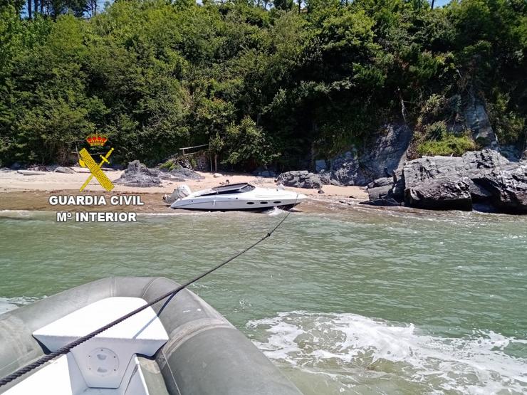 Embarcación de recreo encallada na area na desembocadura do Río Mandeo á que auxiliou a Garda Civil.. GARDA CIVIL / Europa Press