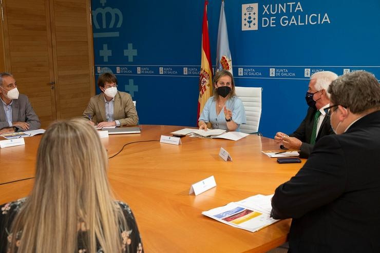 A conselleira de Infraestruturas e Mobilidade, Ethel Vázquez; e o director da  Axencia Galega de Infraestruturas, Francisco Menéndez, reúnense con representantes do sector das mercadorías para abordar as bonificacións na AP-9 / Xoán Crespo - Xunta de Galicia.
