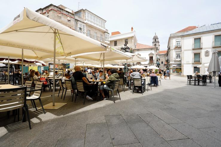 Varias persoas nunha terraza de Vigo / Marta Vázquez Rodríguez - Arquivo