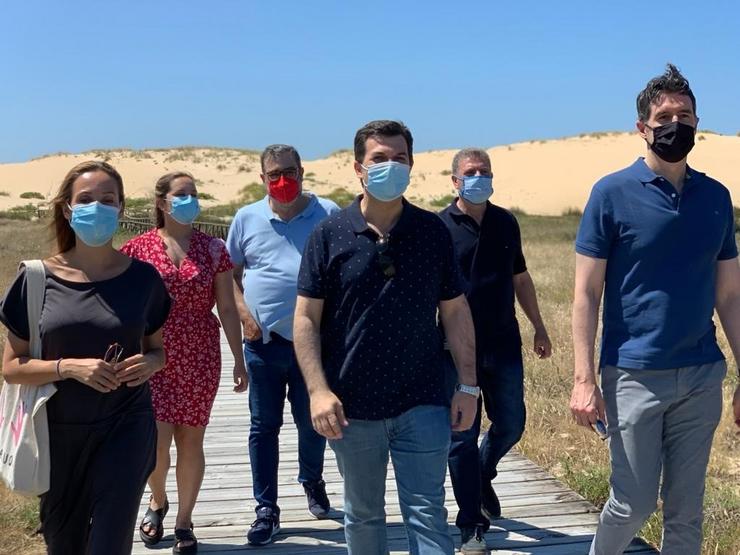 O secratario xeral do PSdeG, Gonzalo Caballero, xunto a cargos do partido, vista as dunas de Currubedo, en Ribeira (A Coruña). PSDEG / Europa Press