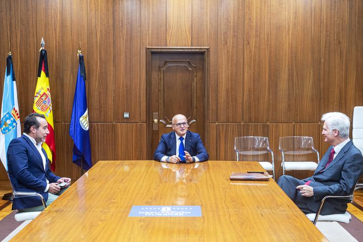 O presidente da Deputación de Ourense, Manuel Baltar, reúnese co CEO de Tiekom, Carlos Díaz , e o consultor de Zincapital, Vicente Martín.. ALBERTE PAZ GARZA 