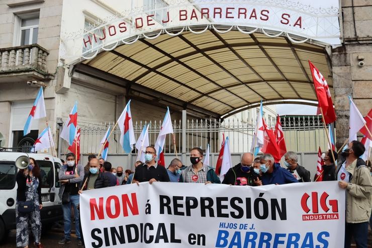Traballadores e delegados de CIG concéntranse ante Barreiras para rexeitar o despedimento dun representante sindical. CIG