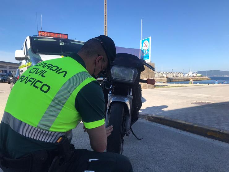 Control da Garda Civil de Tráfico en Galicia no que interceoptó unha moto con deficiencias técnicas.. GARDA CIVIL 