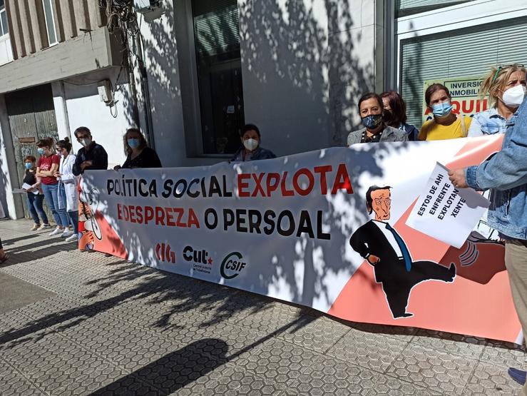 Protesta de persoal de Política Social ante o Parlamento 