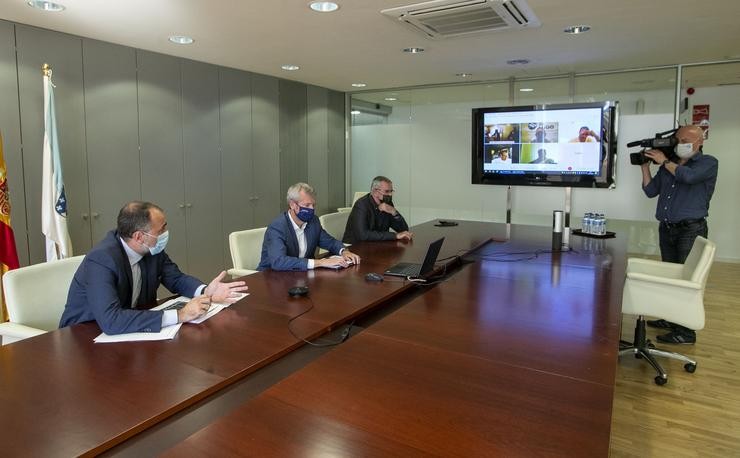 O vicepresidente da Xunta, Alfonso Rueda, e o conselleiro de Sanidade, Xullo García Comesaña, reúnense por videoconferencia cos representantes da hostalería. CONCHI PAZ / Europa Press