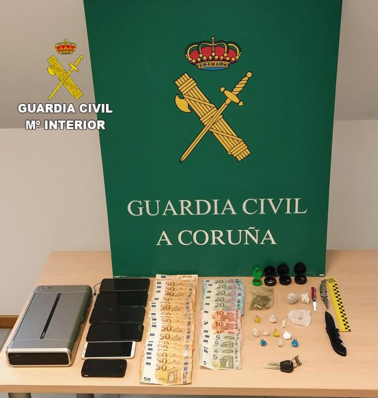 Efectos intervidos a unha parella detida en Cambre por un delito contra a saúde pública e furto. GARDA CIVIL A Coruña 