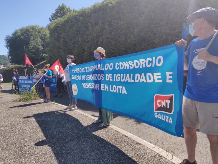 Concentración de traballadoras do Consorcio de Igualdade e Benestar ante o Multitusos Fontes do Sar no día da celebración do 17º Congreso do PPdeG