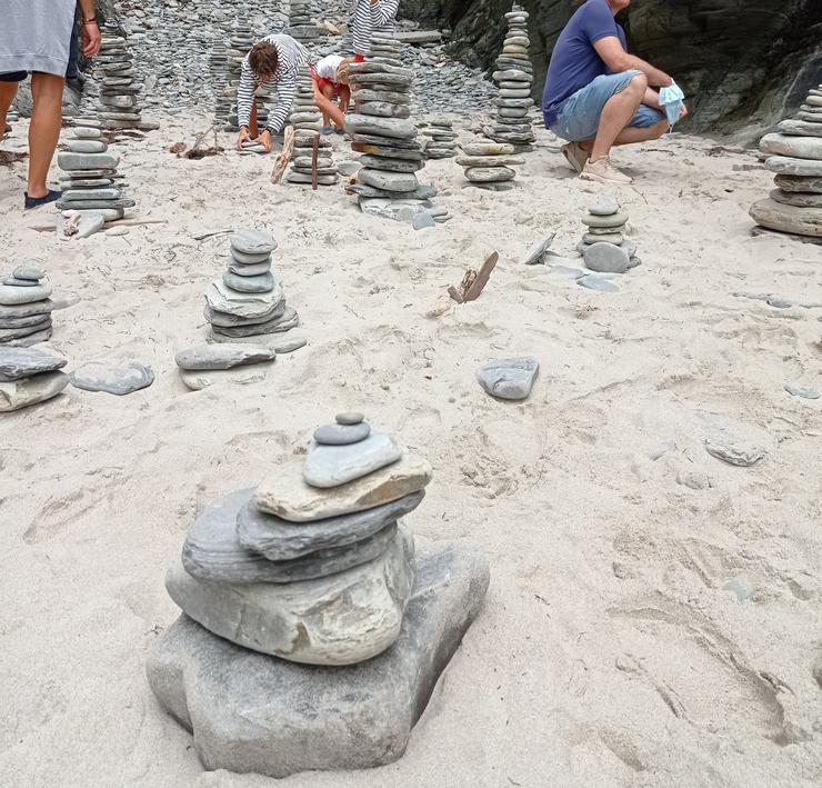 Turistas facendo pequenos milladoiros ou montonciños de croios en zonas prohibidas da praia das Catedrais /@tocamates Tuiter