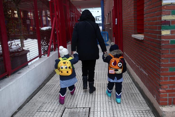 Arquivo - Un adulto leva da man a dous alumnos a un colexio de Madrid.. Eduardo Parra - Europa Press - Arquivo