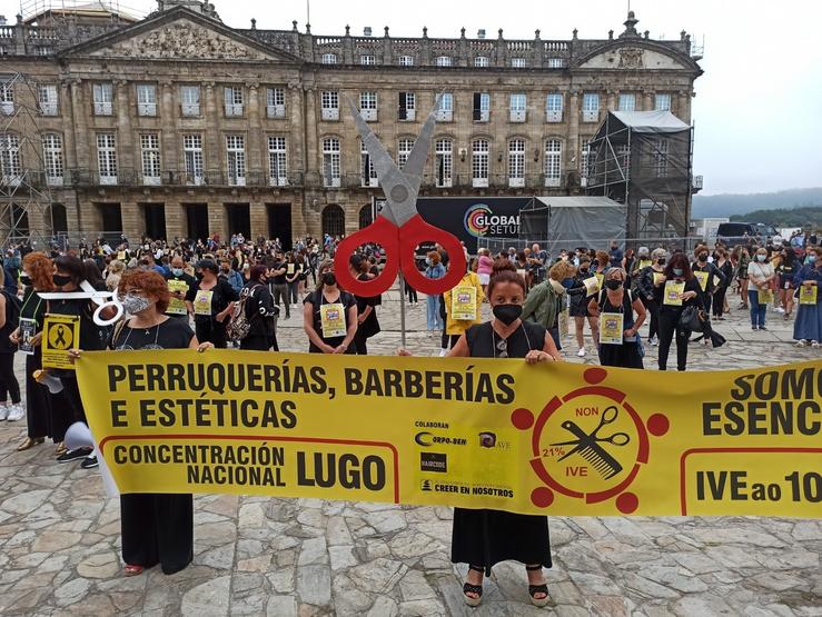 Protesta do sector de barbarías na Praza do Obradoiro / Europa Press