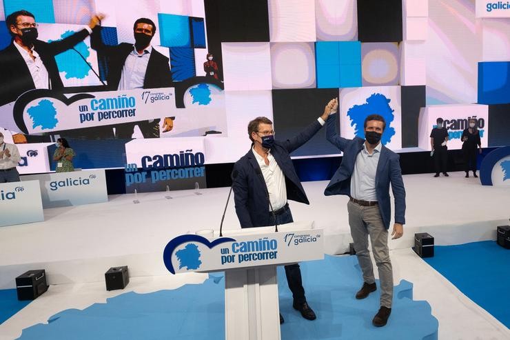 O presidente do PP, Pablo Casado (d), e o presidente da Xunta e do Partido Popular en Galicia, Alberto Núñez Feijoo (i), no 17 Congreso do PP de Galicia, a 17 de xullo de 2021, en Santiago de Compostela (Galicia).. César Arxina - Europa Press 