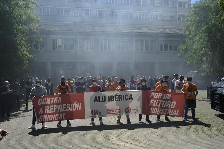 Arquivo - Compoñentes do Comité de empresa de Alu Ibérica A Coruña participan cunha pancarta e bengalas nunha concentración ante a antiga Audiencia Provincial, a 20 de maio de 2021, na Coruña, Galicia, (España).. M. Dylan - Europa Press - Arquivo / Europa Press