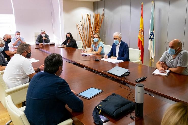 O vicepresidente económico da Xunta, Francisco Conde, reúnese co grupo de traballo por unha transición xusta nas Pontes. XOÁN CRESPO 