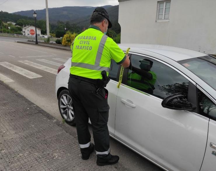 A Garda Civil intercepta a condutor que supera a taxa máxima de alcoholemia permitida e intervenlle o vehículo.. GARDA CIVIL